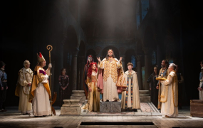 T&ouml;rt&eacute;nelmi diadal a sz&iacute;npadon – Megh&oacute;d&iacute;totta a k&ouml;z&ouml;ns&eacute;get az ősbemutat&oacute;